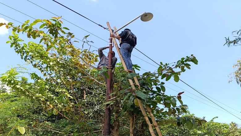 Pemerintah Desa Taman Ayu Pasang Lampu Jalan Menuju Pantai Endoq, Dukung Pengembangan Pariwisata
